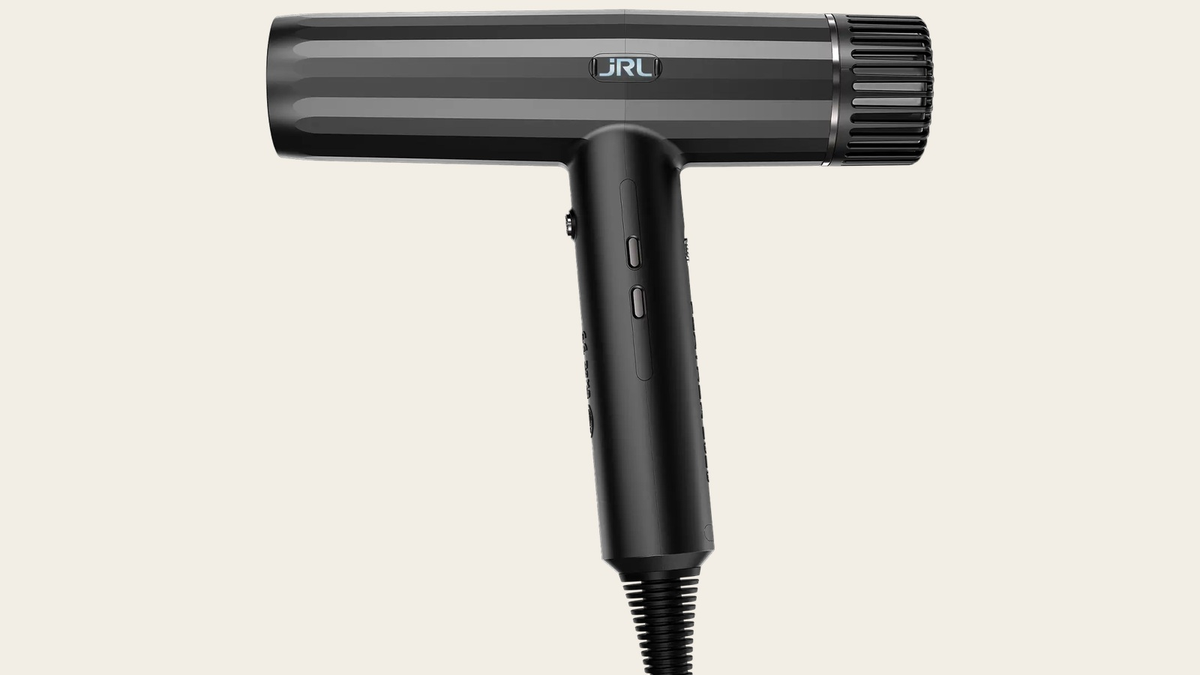 Schwarzer JRL Forte Pro 2020H Haartrockner mit sichtbarem hinterem Lufteinlass auf warmem, hellem Hintergrund.
