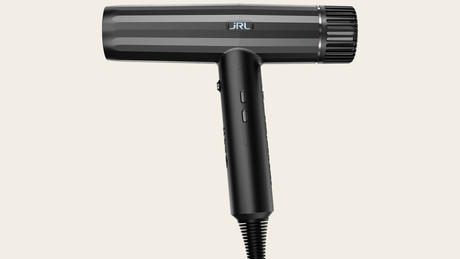 Schwarzer JRL Forte Pro 2020H Haartrockner mit sichtbarem hinterem Lufteinlass auf warmem, hellem Hintergrund.
